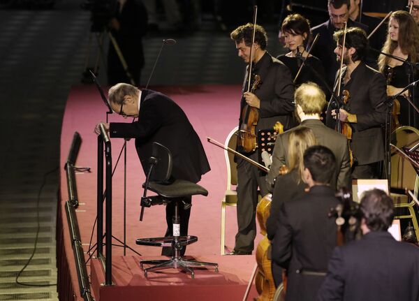 Итальянский композитор Эннио Морриконе после концерта для бездомных в Ватикане  - Sputnik Таджикистан
