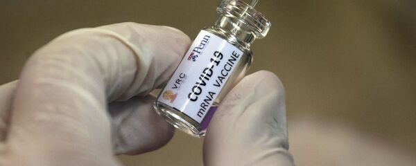 Вакцина от COVID-19 во время тестирования в исследовательском центре вакцин Вакцина от COVID-19 во время тестирования в исследовательском центре вакцин - Sputnik Тоҷикистон