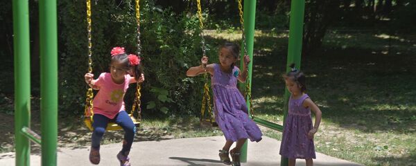 Дети играют в саду Ирам - Sputnik Таджикистан