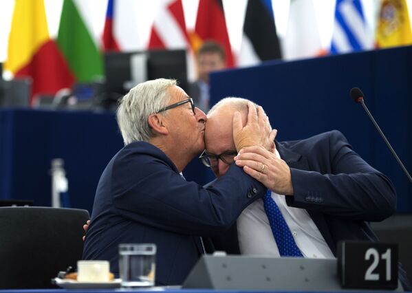  Председатель Еврокомиссии Жан-Клод Юнкер целует вице-председателя Еврокомиссии Франса Тиммерманса, 2017 год - Sputnik Таджикистан