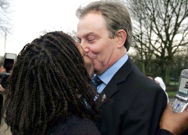 Премьер-министр Великобритании Тони Блэр во время поцелуя с  Jean Peterson, 2005 год  - Sputnik Таджикистан