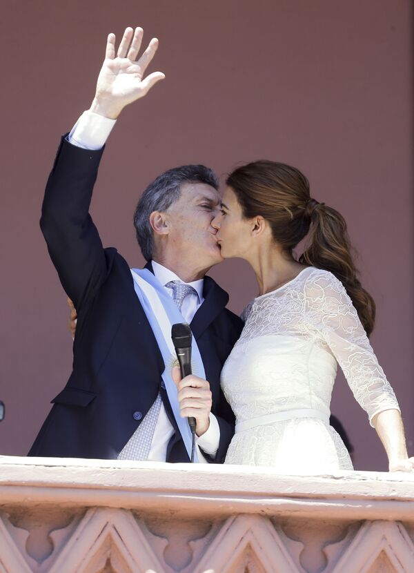 Президент Аргентины Маурисио Макри целует свою жену на балконе, 2015 год  - Sputnik Таджикистан