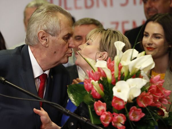 Политик Милош Земан целует жену после президентских выборов в Праге, 2018 год  - Sputnik Таджикистан