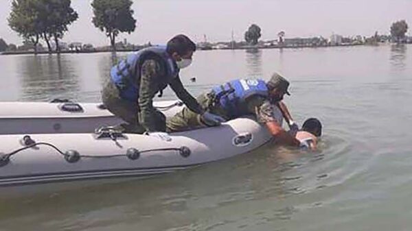 Спасатели КЧС Таджикистана достают тело утонувшего человека из молодежного озера - Sputnik Тоҷикистон