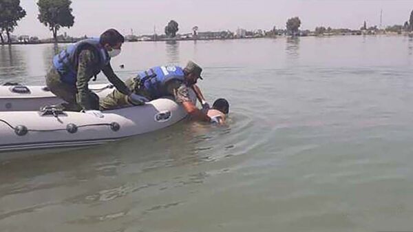 Спасатели КЧС Таджикистана достают тело утонувшего человека из молодежного озера - Sputnik Тоҷикистон