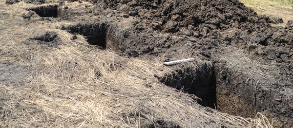 Могилы, выкопанные на кладбище, архивное фото - Sputnik Тоҷикистон