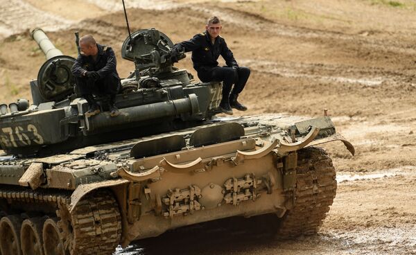 Военнослужащие на танке Т-72Б3 во время учений Таманской дивизии в Подмосковье - Sputnik Таджикистан