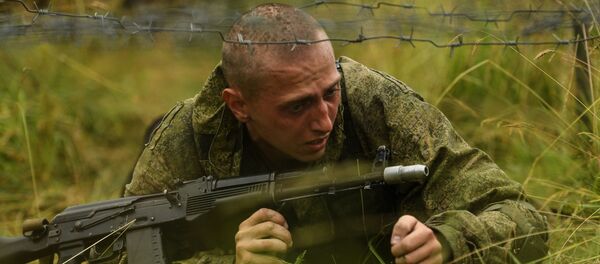Военнослужащий мотострелкового полка Таманской дивизии  во время учений в Подмосковье - Sputnik Тоҷикистон